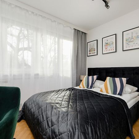 Modern Black & Wooden Apartment Warsaw Near The Airport By Noclegi Renters Exterior photo